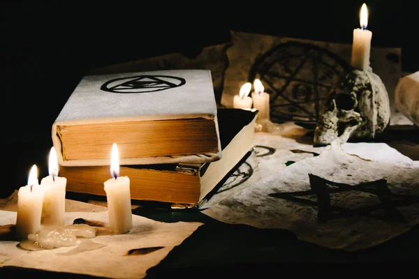 Grimório Oculto Livro Mágico Que Coloca Mesa Com Símbolos Ocultos — Fotografia de Stock