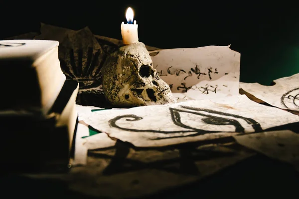 Grimorio Ocultista Tendido Mesa Con Manuscritos Antiguos Con Símbolos Ocultos —  Fotos de Stock
