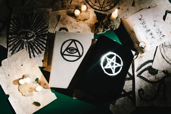 Grimorio Ocultista Libro Mágico Puesto Mesa Con Símbolos Ocultistas Velas —  Fotos de Stock