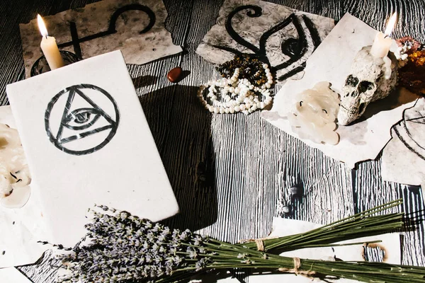 Masanın üzerinde eski el yazmaları, okült semboller, mumlar ve lavantalar vardı. Falcılık, ritüel, sunak, maneviyat, gizli bilgi