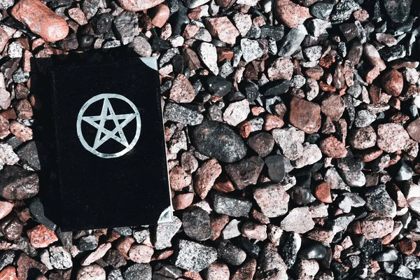Libro Magia Negra Hermoso Ritual Oculto Poder Tierra Piedra —  Fotos de Stock