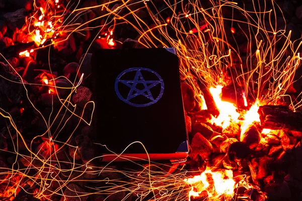 Libro Magia Negra Hermoso Ritual Oculto Poder Fuego Estado Ánimo —  Fotos de Stock