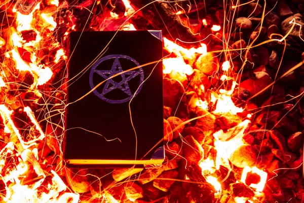 Fekete Mágikus Könyv Gyönyörű Okkult Rituálé Tűz Ereje Spitirual Hangulat — Stock Fotó