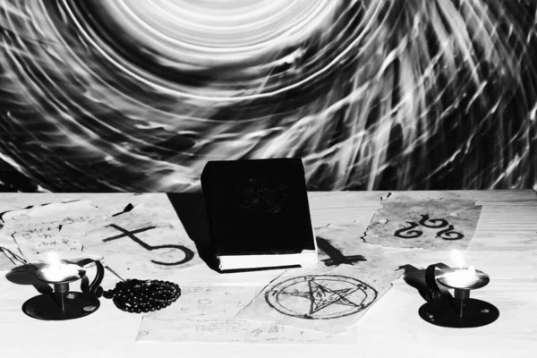 Okultní Rituál Otevření Duchovního Rozměrového Portálu Černobílé Magické Symboly Oltáři — Stock fotografie