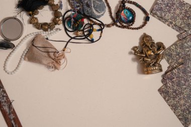 Siyah arka planda gizli semboller var. Aroma çubuğu, Ganesha biblosu, taş tespih. Üst görünüm