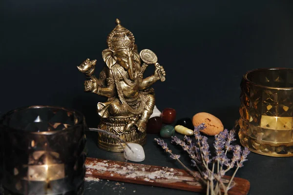 Simboli Occulti Sfondo Nero Bastone Aromatico Statuetta Ganesha Rosario Pietra — Foto Stock