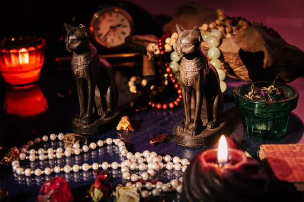 Tabla Mística Con Atributos Ocultos Rosarios Piedra Velas Reloj Antiguo — Foto de Stock