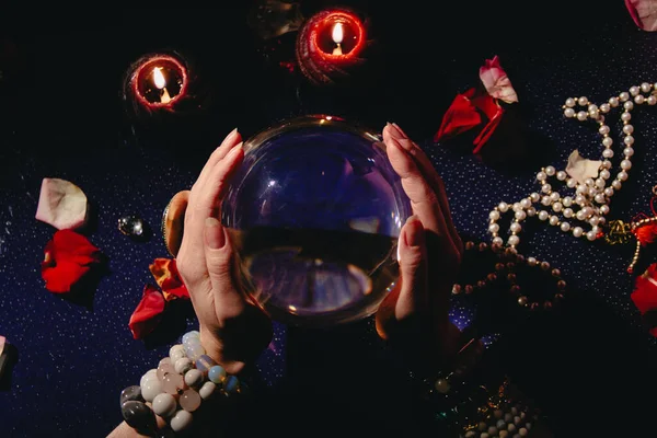 Falcının Eli Cam Kürede Kristal Küre Geleceğin Öngörüsü Mistik Mekan — Stok fotoğraf
