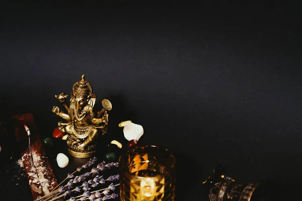 Simboli Occulti Disposti Sfondo Nero Bastone Aromatico Statuetta Ganesha Rosario — Foto Stock