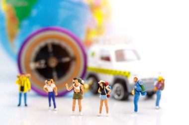 Minyatür insanlar: Gezgin elinde pusula ve küreyle ayakta duruyor. Dünyayı gezme kavramı ve macera..