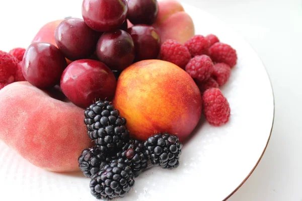 Teller Mit Reifen Sommerfrüchten Und Beeren Pfirsich Nektarine Brombeere Süßkirsche — Stockfoto