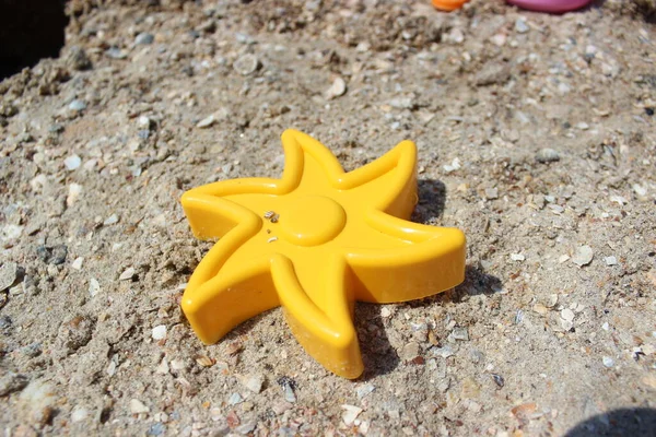 Estrela Brinquedo Amarelo Praia — Fotografia de Stock