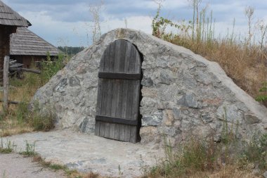Ahşap kapılı eski mahzen. Khorytsya, Ukrayna
