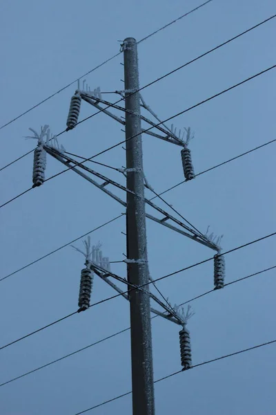 Yüksek Voltajlı Elektrik Hattının Kutbu Dondurucu Soğukla Kaplı — Stok fotoğraf