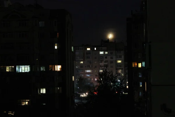 Noche Luna Sobre Edificios Apartamentos — Foto de Stock
