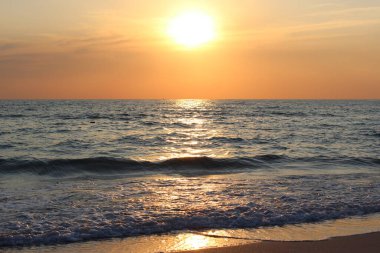 Tarkhankut 'ta Olenevka' nın kumlu kıyılarının yakınında büyülü bir günbatımı. Batı Kırım. Ukrayna