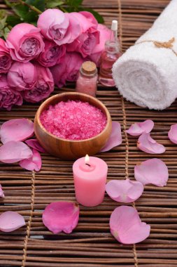 Kase, havlu mat pembe mum ve rose, yaprakları, tuz