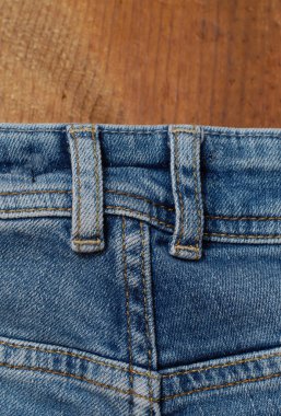 Mavi jeans ayrıntı wooden.board üzerinde geri.