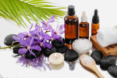 Orkide kase ve petrol, havlu ve palm ile natürmort