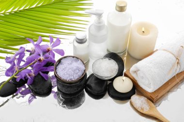 Kase ve petrol, havlu ve palm birçok orkide ile natürmort