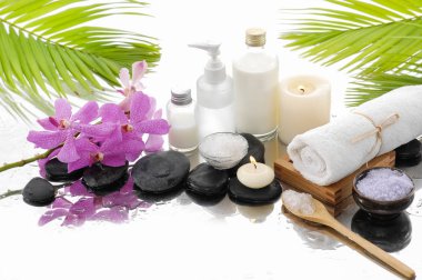 Kase ve petrol, havlu ve palm birçok orkide ile natürmort