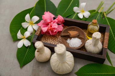 Yaprak gri arka plan üzerinde güzel spa ayarı