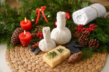 Kaplıca tedavisi hasır üzerinde Noel süslemeleri ile hasır dokuma 