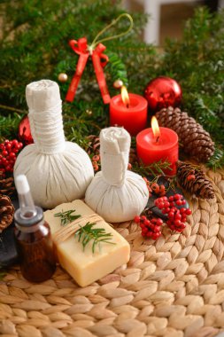 Kaplıca tedavisi hasır üzerinde Noel süslemeleri ile hasır dokuma 