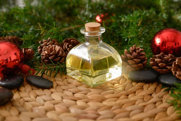 在柳条编织垫垫上用油和石头的圣诞冷杉树 — 图库照片