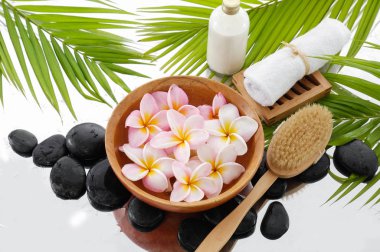 Spa frangipani havlu ve fern yaprak, havlu üzerine de mum ile natürmort