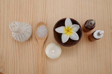 Kaplıca tedavisi ahşap tahta arka plan üzerinde