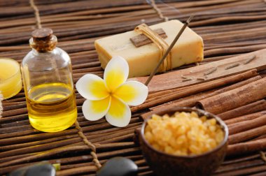 Güzel spa frangipani çiçek, mum, mat havlu ile kompozisyon