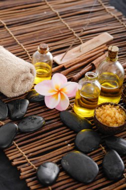 Güzel spa frangipani çiçek mat ile kompozisyon