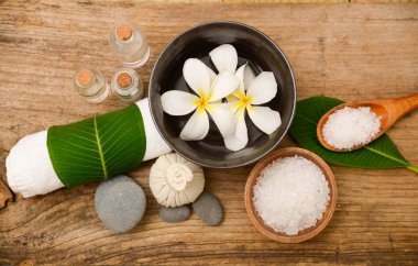 Kaplıca tedavisi ve ahşap arka plan, vintage