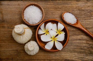 Kaplıca tedavisi ve ahşap arka plan, vintage