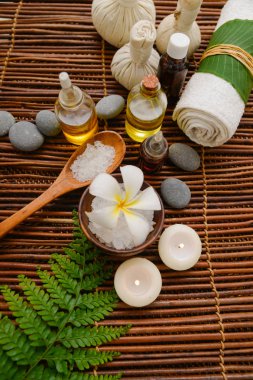 Güzel spa frangipani çiçek mat ile kompozisyon