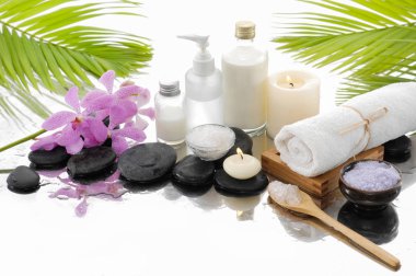 palm, havlu, orkide, taşlar, petrol, kaşık, tuz Spa konseptiyle mum