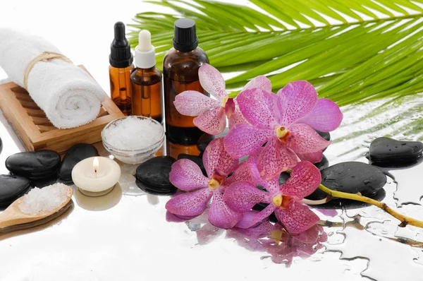 Spa Koncept Med Handduk Stenar Orchid Palm Olja Salt Sked — Stockfoto