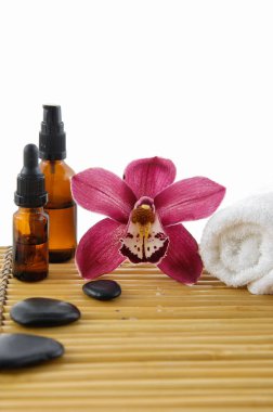 Spa ayarlama kırmızı orkide, havlu, petrol, taş mat doku ile