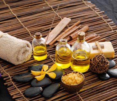 Spa ayarıyla orkide, taşlar, mum, mat