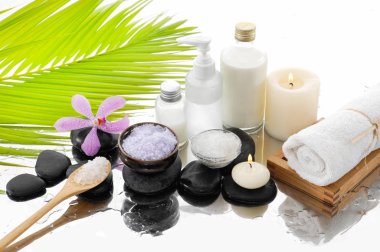 Spa tropikal ayarı ıslak zemin üzerine