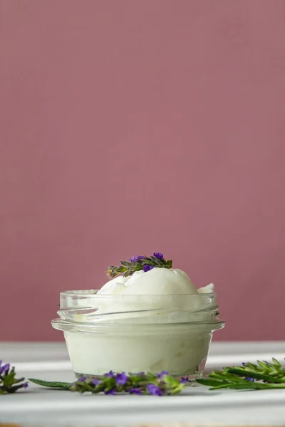 Naturaleza yogur y lavanda espacio de copia de la flor — Foto de Stock