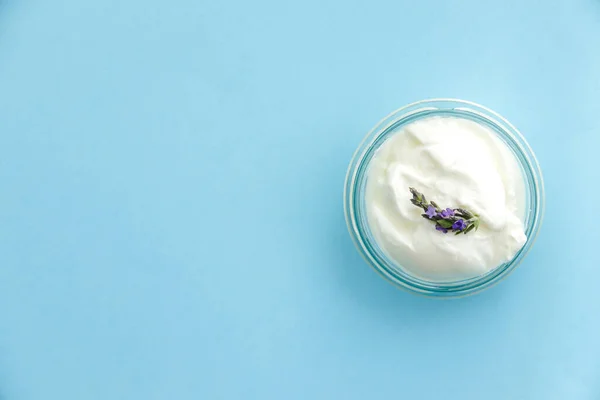 Příroda Jogurt a levandule Květina na modrém pozadí Top View — Stock fotografie