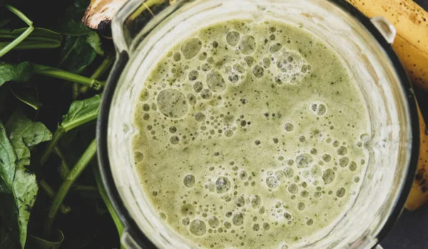 Gri Arkaplanda Sağlıklı Yeşil Meyve Smoothie Yakın plan