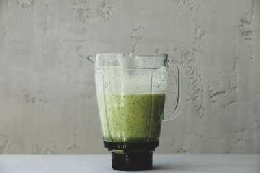 Sağlıklı İçecek Yeşil Meyve Smoothie Gri Arka plan Kopyalama Alanı 