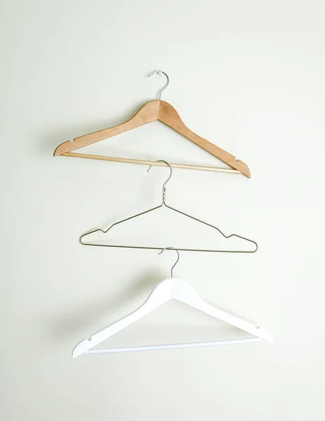 Drie verschillende lege Hanger op de muur close-up — Stockfoto