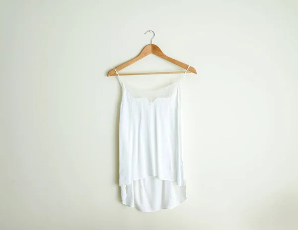 Hanger Monokrom Renk Minimum Tasarımı 'nda Beyaz İpek ve Romantik Gecelik 