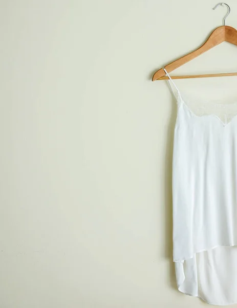 Hanger Monokrom Renk Minimum Tasarımı 'nda Beyaz İpek ve Romantik Gecelik 
