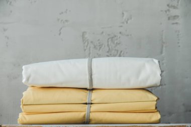 Masa Gri Duvarına Temiz Pamuk Örtüsü Yığını 