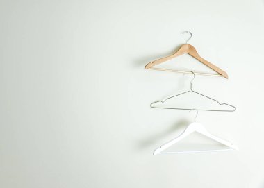 Duvardaki Üç Farklı Boş Askı Tek Renk Rengi Kopyalama Boşluğu Minimum Tasarımı 